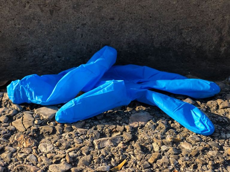 كمامة ملقاة في الشارع