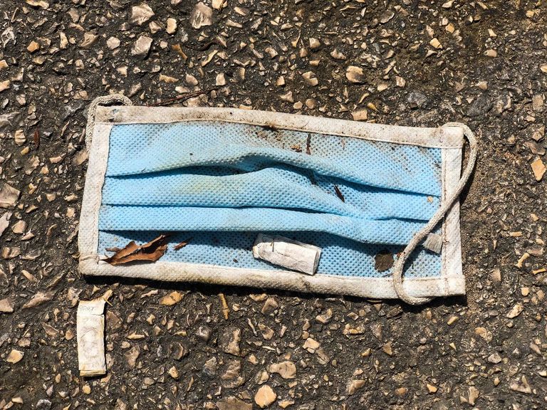 كمامة ملقاة في الشارع