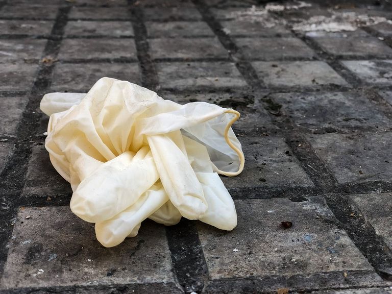 كمامة ملقاة في الشارع