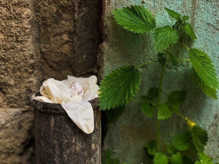 كمامة ملقاة في الشارع