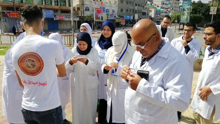 متطوعة تُلبِس صبية كمامة طبية