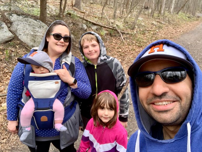 العائلة المصرية الأمريكية تستكشف إحدى الغابات المحيطة بهم