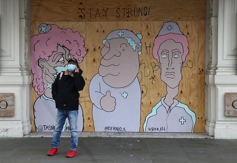 سيدة ترتدي كمامة للوقاية من كورونا