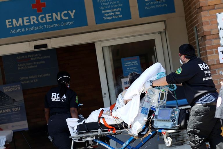 نقل مريضة مصابة بفيروس كورونا - أرشيفية