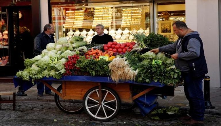 رجل تركي يحاول بيع الخضراوات في أحد شوارع إسطنبول