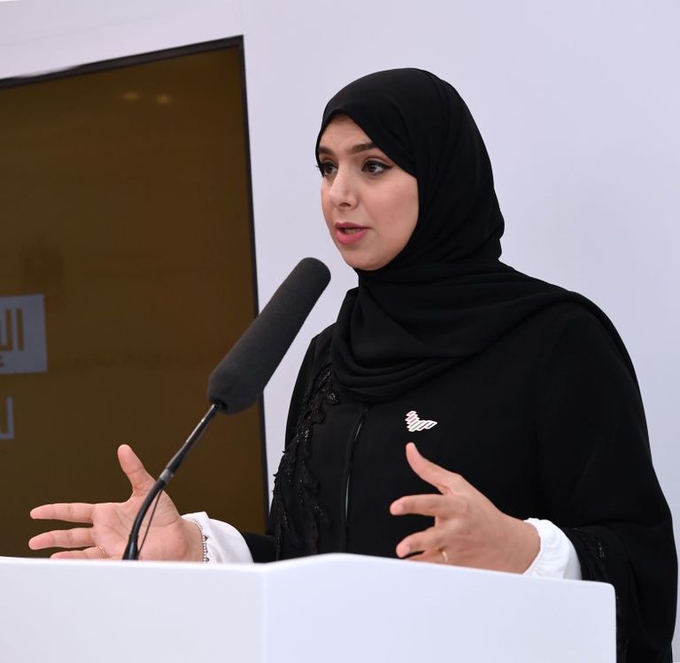 أشخاص يرتدون الكمامات في مركز تجاري في دبي