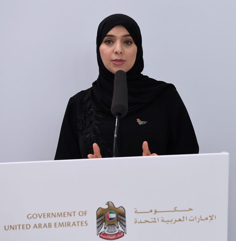 أشخاص يرتدون الكمامات في مركز تجاري في دبي