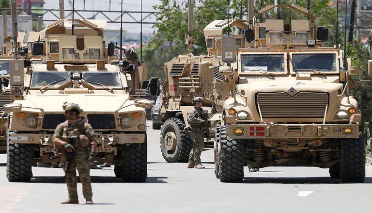 الجيش الأفغاني في العاصمة عقب التفجير الإرهابي - رويترز عملية سابقة للأمن الأفغاني يلقي خلالها القبض على عناصر داعش - أ.ف.ب