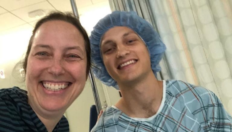 آبي روهريج مع والدته أثناء تبرعه بكليته