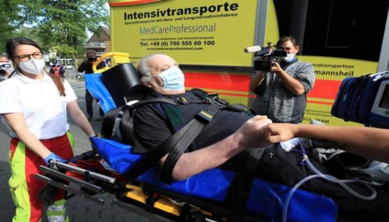 إيطالي مصاب بكورونا يغادر المستشفى بعد تعافيه