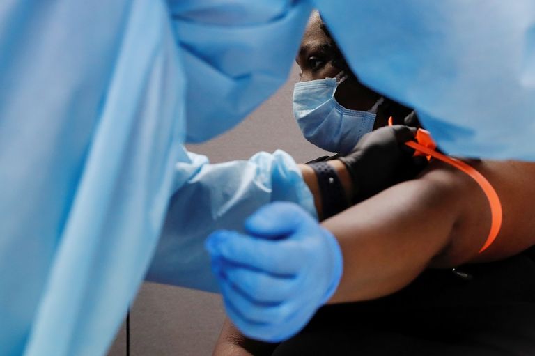 مريضة موضوعة على جهاز للتنفس الاصطناعي