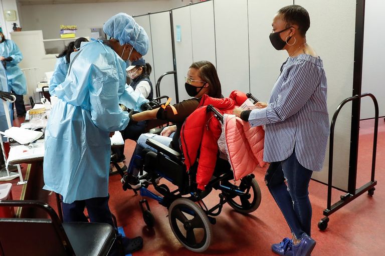 مريضة موضوعة على جهاز للتنفس الاصطناعي