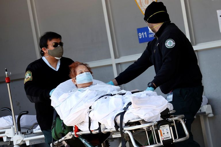 مريضة موضوعة على جهاز للتنفس الاصطناعي