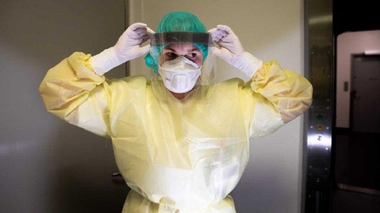 هندي أمام مجسم لفيروس كورونا بغرض التوعية والحث على الالتزام بإجراءات الوقاية