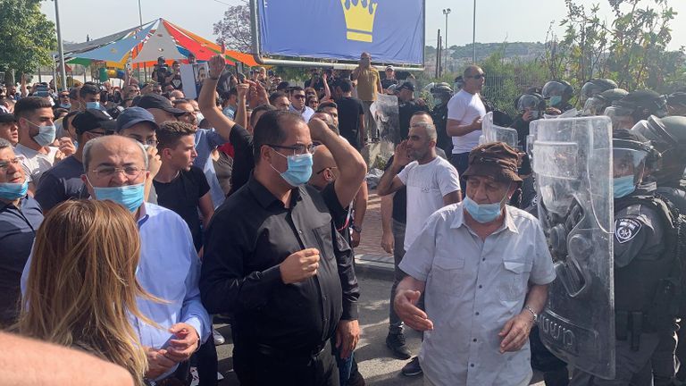 الشرطة الإسرائيلية في أثناء الاعتداء على المحتجين