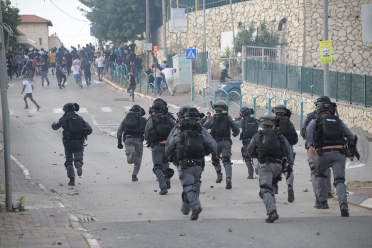 الشرطة الإسرائيلية في أثناء الاعتداء على المحتجين