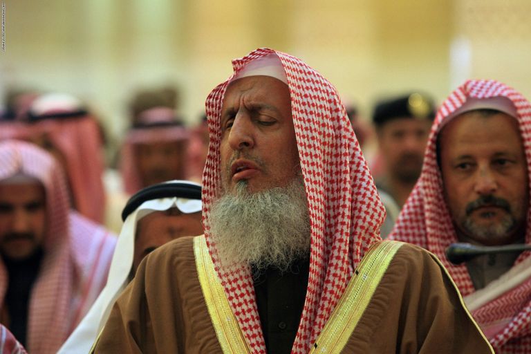 مفتي عام المملكة الشيخ عبدالعزيز آل الشيخ الفتوى أجازت الصلاة بالكمامة والقفازات خشية انتقال العدوى