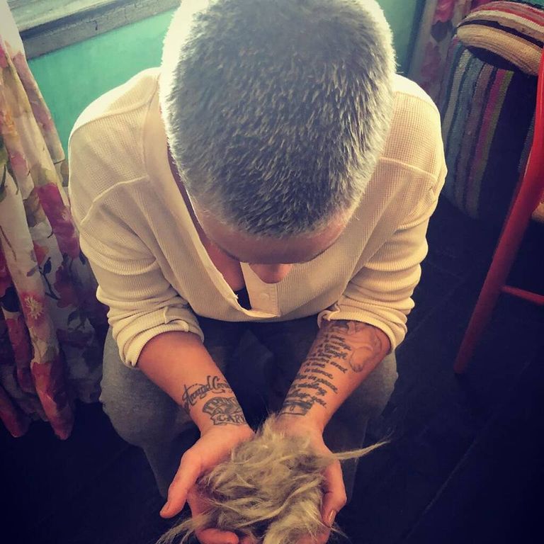 المغنية "بينك" عبر حسابها على أنستقرام أفكار "اصنعها بنفسك" تطلق المزيد من التحديات يوميا عبر الإنترنت