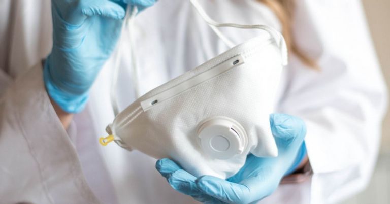 باحثة تختبر قناعا للوجه