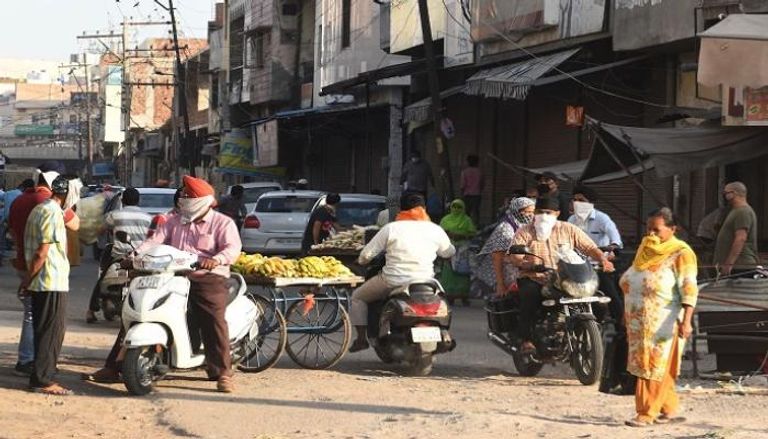 باعة جائلين في أحد شوارع الهند