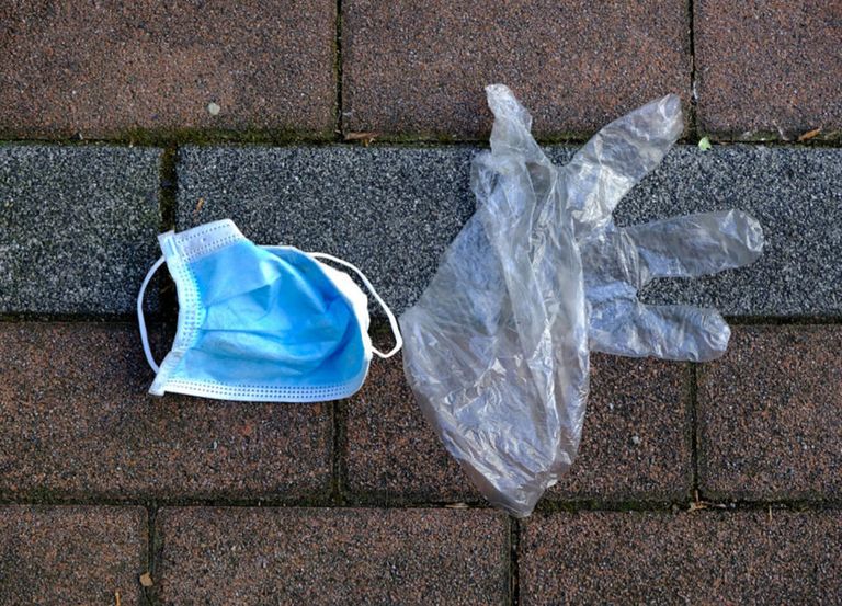 قفاز ملقى بالشارع في إيطاليا