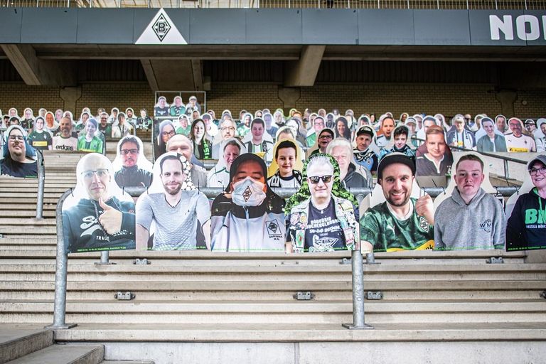 المشجعون الكرتون في ملعب جلادباخ