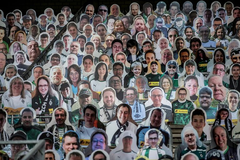 المشجعون الكرتون في ملعب جلادباخ