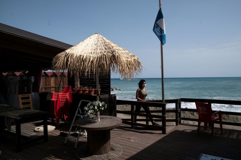 مظلات شمسية متطورة راكبا أمواج على شاطئ في ريميني الإيطالية