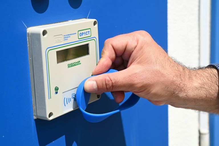 سوار إلكتروني لدخول الحمامات في أحد الشواطئ في يزولو راكبا أمواج على شاطئ في ريميني الإيطالية