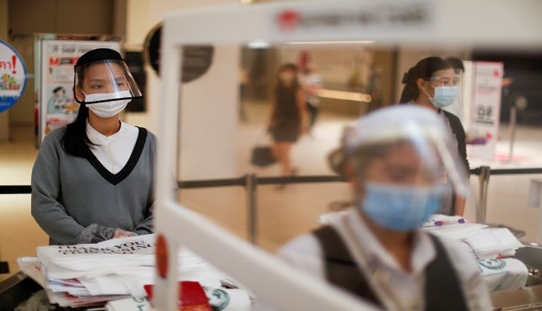 شخص يرتدي كمامة للوقاية من كورونا في تايلاند