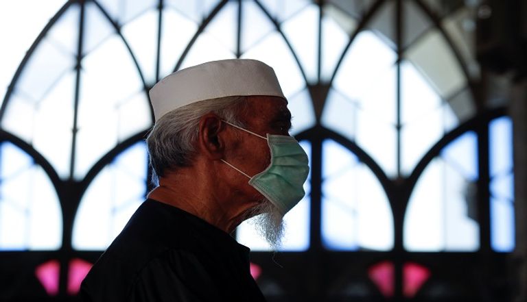 شخص يرتدي كمامة للوقاية من كورونا في تايلاند