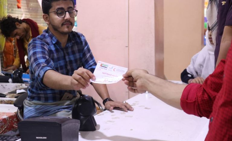 توزيع كسوة العيد على أسر الشهداء بمحافظة شبوة