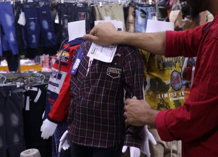 توزيع كسوة العيد على أسر الشهداء بمحافظة شبوة