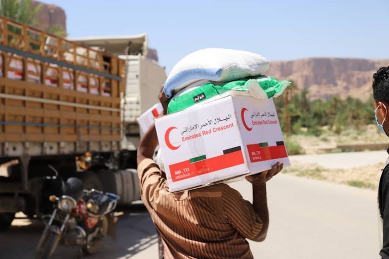 مساعدات غذائية إماراتية لأهالي حضرموت
