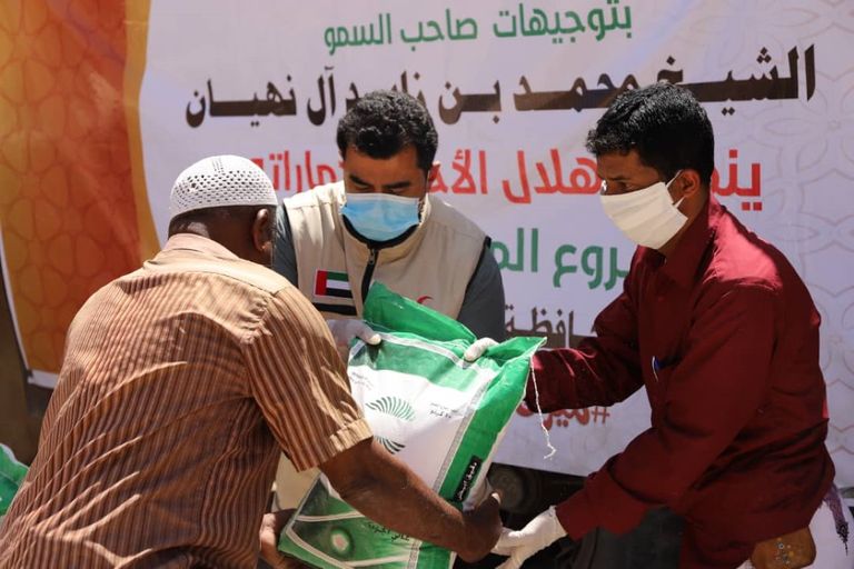 مساعدات غذائية إماراتية لأهالي حضرموت