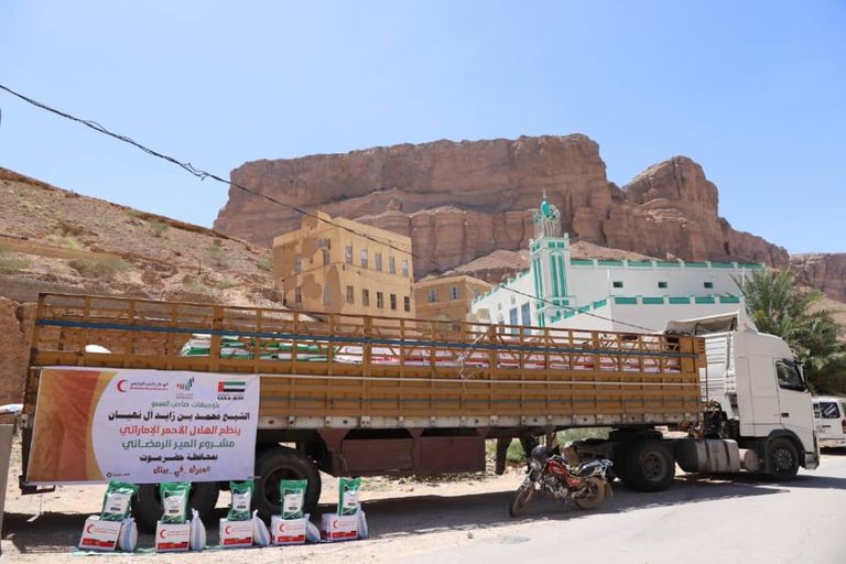 مساعدات غذائية إماراتية لأهالي حضرموت