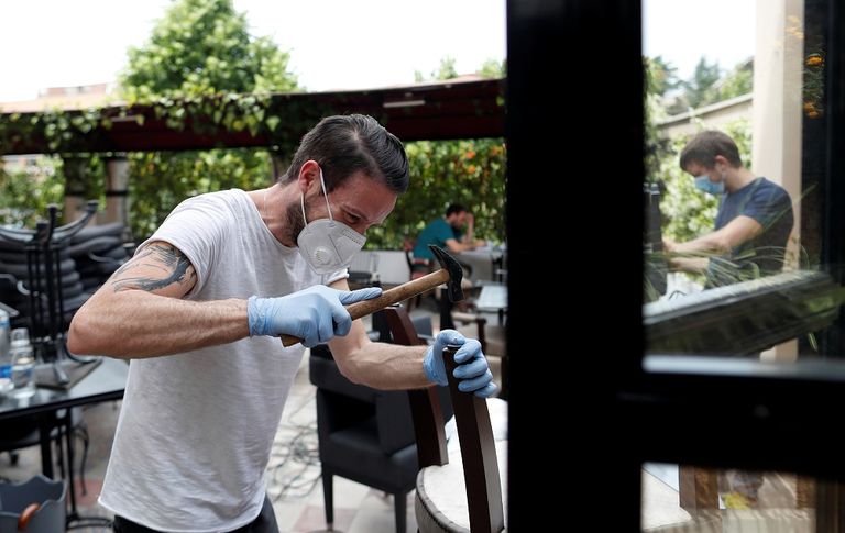 طفل يرتدي كمامة للوقاية من فيروس كورونا