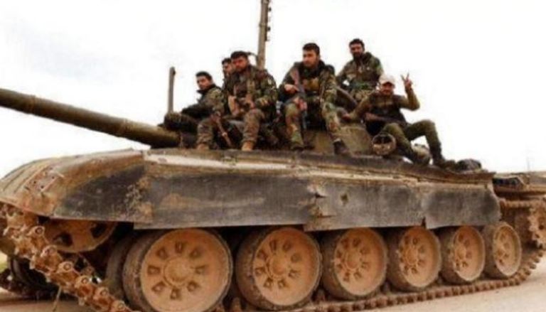 دبابة تحمل جنودا تابعين للجيش السوري - أرشيفية