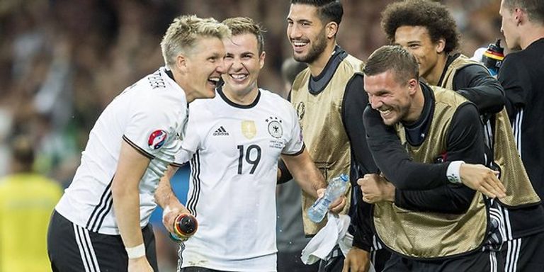 جوتزه يسجل هدفه التاريخي