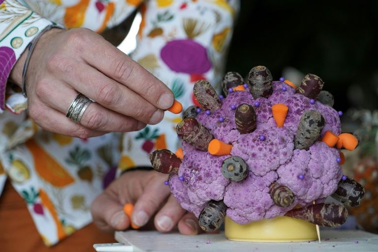 الشاب لورنزو سا استنسخ شكل فيروس كورونا المستجد من أشياء تستخدم يوميا