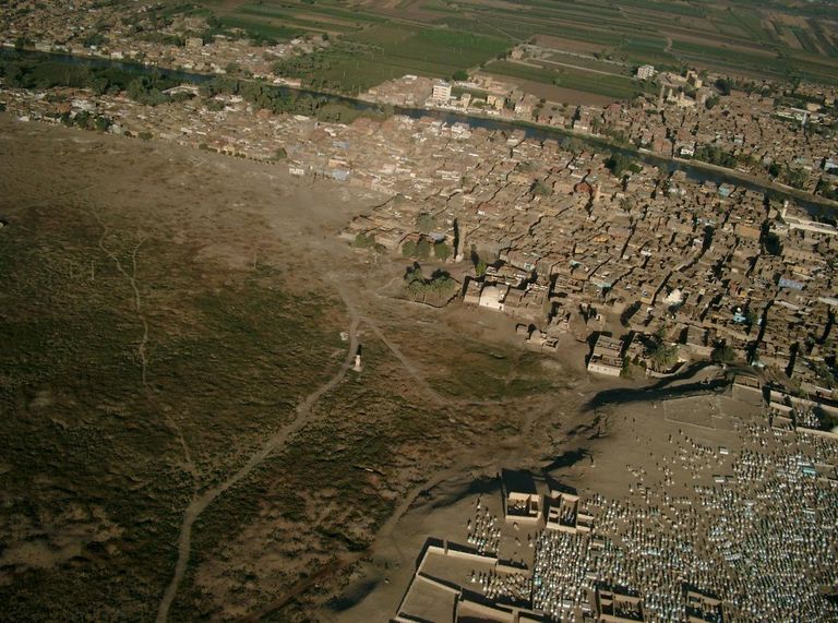 الكشف عن مقبرة فريدة ترجع للعصر الصاوي في مصر