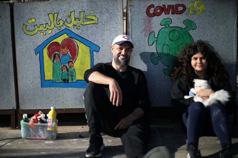 شاب يرتدي كمامة للوقاية من فيروس كورونا