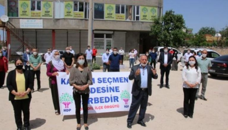 احتجاجات بتركيا رفضا لعزل رؤساء بلديات أكراد