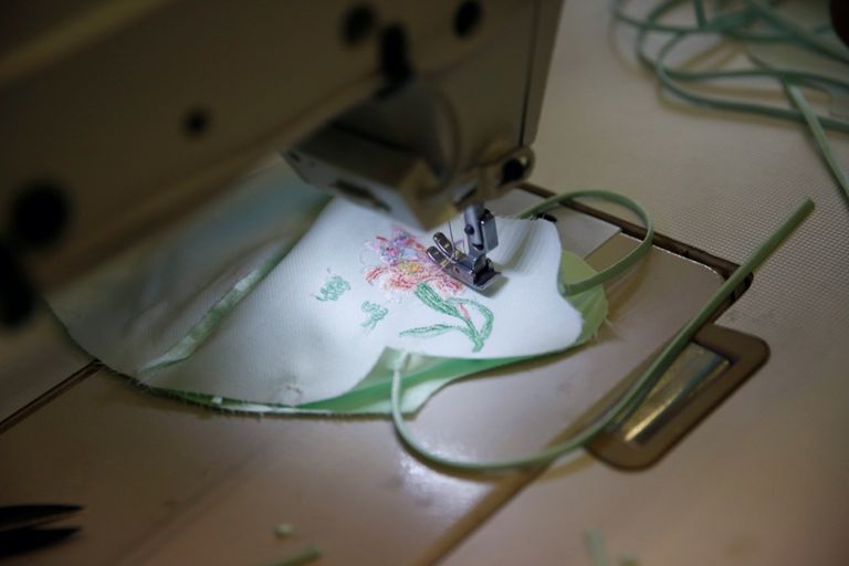 مصممة أزياء صينية تصنع كمامات من الحرير