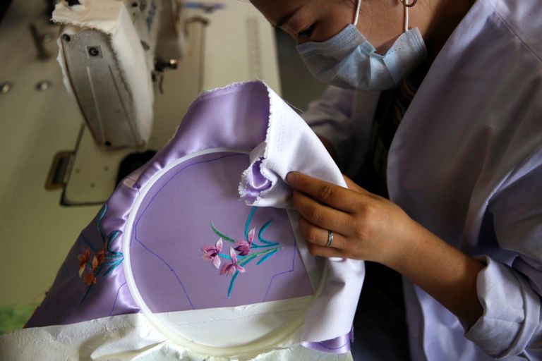 مصممة أزياء صينية تصنع كمامات من الحرير