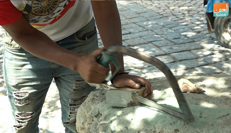 نيقوديموس برهاني بجوار بعض أعماله