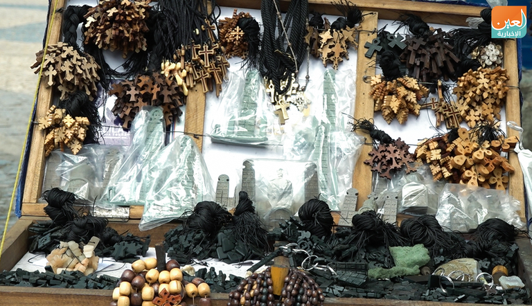 نيقوديموس برهاني بجوار بعض أعماله