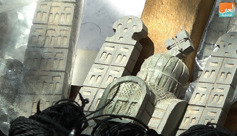 نيقوديموس برهاني بجوار بعض أعماله