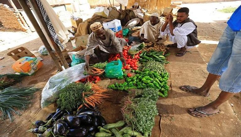 بائع خضار في السودان - رويترز