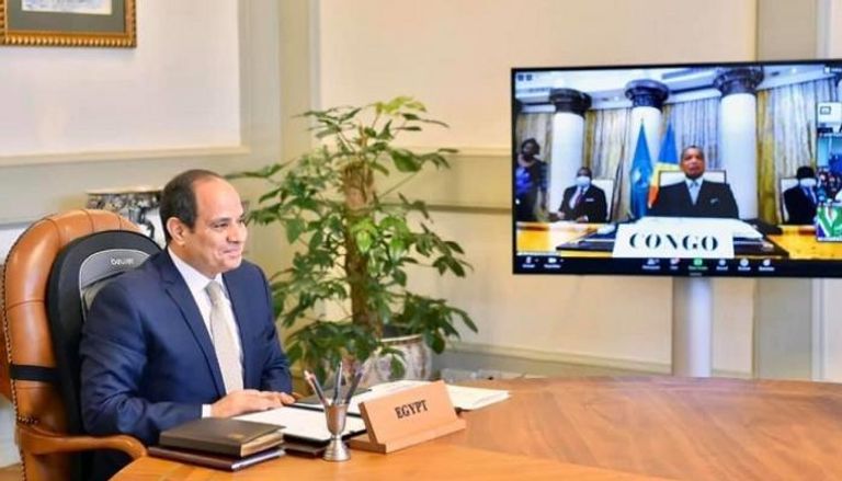 الرئيس المصري عبدالفتاح السيسي خلال مشاركته في الاجتماع حول ليبيا